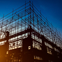 Estructura metálica de edificio en construcción al atardecer