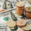 Monedas apiladas sobre billetes de dólar estadounidense
